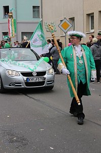 N&auml;rrinnen und Narren ziehen durch die Stadt (2)