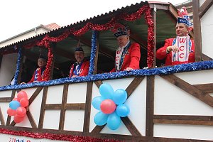 N&auml;rrinnen und Narren ziehen durch die Stadt (2)