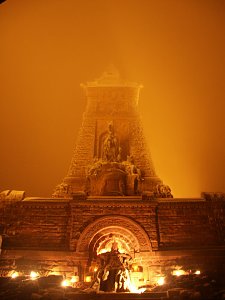 Mit der Taschenlampe auf dem Kyffh&auml;user