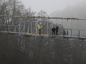 Abhängen über der Talsperre