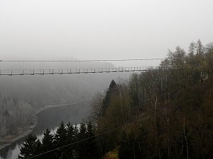 Abhängen über der Talsperre