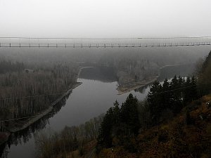 Abhängen über der Talsperre