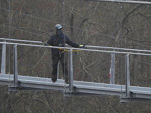 Abhängen über der Talsperre