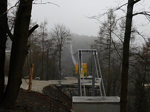 Abhängen über der Talsperre