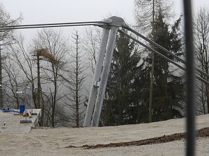 Abhängen über der Talsperre