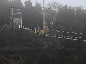 Abhängen über der Talsperre