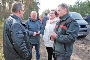Politiker und Forstleute im Gespr&auml;ch. Von links die drei MdL Jens Diederichs und Carsten Borchert (beide CDU-Fraktion) sowie Lydia Funke (AfD) und Revierf&ouml;rster Lothar B�st