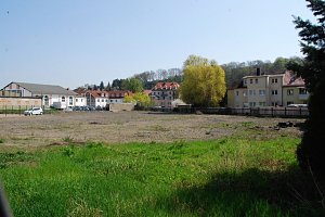 Hier zwischen Obermühlenstraße und Mühlgartenstraße stand einst ein Schlachthof. Auf dieser Fläche soll das neue Feuerwehrgerätehaus entstehen. Laut Auskunft der Hettstedter Bauamtsleiterin Susanne Stolze im jüngsten Bauausschuss könnte mit dem Bauen unter Umständen noch 2018 begonnen werden. Der Landkreis stellt hierfür Kredite zur Verfügung. Foto: J. Miche