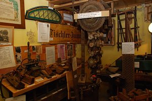 Eindruck von den Bedingungen, unter denen wertvolles Handwerkszeug, Produkte und Dokumente (hier: Tischler-Innung) im Keller der Kreishandwerkerschaft aufbewahrt worden ist. Ein Museum würde bessere Präsentations- und Lagerbedingungen schaffen. Foto: J. Miche