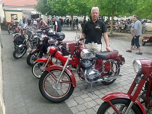 Trotz der wochenlangen Hitze kamen zum diesjährigen Treffen über 100 Besitzer eines Mopeds, Motorrollers, Motorrades oder Dreirades der tschechischen Marken Jawa oder CZ auf das Gelände der Festscheune in Röblingen am See (Sachsen-Anhalt)