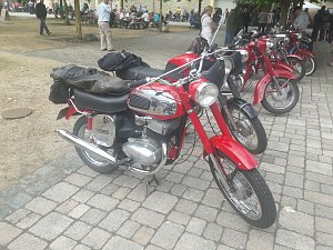 Trotz der wochenlangen Hitze kamen zum diesjährigen Treffen über 100 Besitzer eines Mopeds, Motorrollers, Motorrades oder Dreirades der tschechischen Marken Jawa oder CZ auf das Gelände der Festscheune in Röblingen am See (Sachsen-Anhalt)