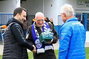 Gunther Wachtel erhält Glückwünsche zu seinem 65. Geburtstag
