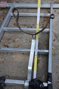 Detailaufnahme einer der Vorrichtungen aus Flachstahl und einem umgearbeiteten alten Türband (kleinere Öse ehemals zum Einhängen des Türhaspens)