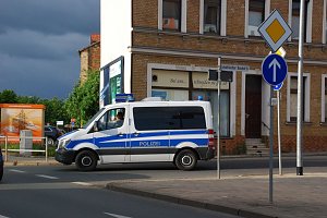 D&uuml;rfen die das, fragte jemand, der sah, dass die Polizei entgegen der Einbahnstra&szlig;e fuhr. Sie d&uuml;rfen es, wenn Gefahren drohen, antwortete jemand.