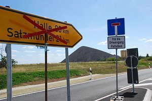 Die Ortsdurchfahrt Polleben bleibt weiter bis voraussichtlich 14. August 2020 gesperrt, teilte das Stra&szlig;enverkehrsamt des Landkreises Mansfeld-S&uuml;dharz mit. Grund: In Polleben werden Gas- und Wasserleitungen erneuert. Die Zufahrt zum Gewerbegebiet am Th&auml;lmannschacht bleibt jedoch weiterhin offen.