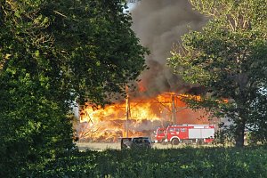 Die "Rote Scheune" bei Sandersleben brennt