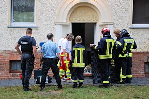  Verdeckt: der in eine gl&auml;nzende Schutzdecke geh&uuml;llte Bewohner der verrauchten Wohnung. 