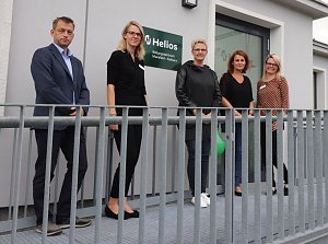 Martin Basedow von der Vamed Senioren- und Pflegeheim Hettstedt GmbH; die stellvertretende Schulleiterin Colleen Seemann; Stefanie Uhlemann, Praxisanleiterin bei Kamillus; Romy Meyer, Gesch&auml;ftsf&uuml;hrerin der Kamillus GmbH und Schulleiterin Laura Schmidt