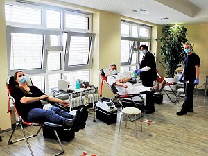 Mitarbeiterinnen und Mitarbeiter aus den Helios Kliniken in Mansfeld-S&uuml;dharz spenden Blut   