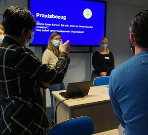Foto 3: Netzwerktreffen im Helios Bildungszentrum Sangerhausen, Begrüßung durch Laura Schmidt, Leiterin des Bildungszentrums