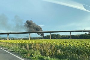 M&auml;hdrescher in Flammen 