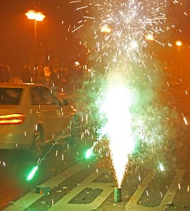 Bild: Wer sein Auto in der Silvesternacht nicht vor den Feuerwerksk&ouml;rpern besch&uuml;tzt, startet unter Umst&auml;nden mit einer b&ouml;sen &Uuml;berraschung ins neue Jahr