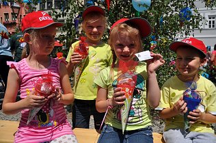 Bild: M&uuml;tzen der Dekra und Gutscheine der Stadtbibliothek - es lohnt sich wegen vieler Dinge f&uuml;r die k&uuml;nftigen ABC-Sch&uuml;tzen, zum Zuckert&uuml;tenfest der Lutherstadt Eisleben morgen auf den Markt zu kommen.
