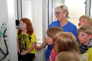 Bild: Beim Atemtest ben&ouml;tigten die Kleinen viel Puste, um eine Kerze am Bildschirm auszublasen. Da half mancher aus dem Hintergrund mit beim Pusten...