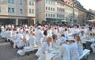 Bild: Erinnerung an das erste Wei&szlig;e Dinner vor zwei Jahren auf dem Eisleber Markt.