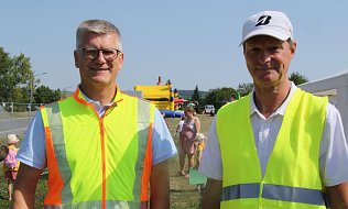Bild: v.l.: Werksleiter Andr&eacute; Materlik und Andreas Meyer vom Kreisjugendring organisieren das Kinderfest seit langem Hand in Hand