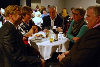 Bild: Gastgeber Eduard Jantos im Gespr&auml;ch mit Romonta-Gesch&auml;ftsf&uuml;hrer Uwe Stieberitz und dem B&uuml;rgermeister der Gemeinde Seegebiet Mansfelder Land, J&uuml;rgen Ludwig (v. l.), und dessen Ehefrauen.