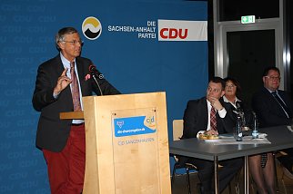 Bild: Souver&auml;ner Redner in Sangerhausen: Wolfgang Bosbach. Ihm zur Seite standen - bzw. sa&szlig;en - CDU-Landtagsabgeordneter Andr&eacute; Schr&ouml;der, CDU-Bundestagsabgeordnete Uda Heller und der CDU-Kreisvorsitzende und B&uuml;rgermeister von Hettstedt, Danny Kavalier.