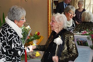 Bild: Seitens der Lutherstadt Eisleben gratulierten unter anderem Oberb&uuml;rgermeisterin Jutta Fischer und die Verantwortliche f&uuml;r Kultur, Ute Klopfleisch (im Bild).