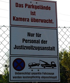 Bild: Sicherheit wird hier gro&szlig; geschrieben. Jedenfalls auf dem Parkplatz der Bediensteten der JVA Volkstedt. Bei Gefangenentransporten geht es wohl etwas laxer zu, wie msh-online nun aus sicherer Quelle erfuhr