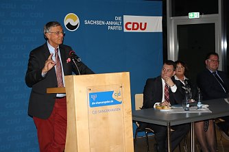 Souver&auml;ner Redner in Sangerhausen: Wolfgang Bosbach. Ihm zur Seite standen - bzw. sa&szlig;en - CDU-Landtagsabgeordneter Andr&eacute; Schr&ouml;der, CDU-Bundestagsabgeordnete Uda Heller und der CDU-Kreisvorsitzende und B&uuml;rgermeister von Hettstedt, Danny Kavalier. (Foto: Privat)