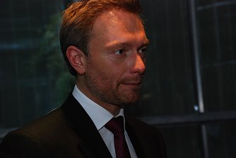 Geduldig h&ouml;rte sich Christian Lindner die Fragen aus dem Publikum an und beantwortete sie ausf&uuml;hrlich. (Foto: Jochen Miche)