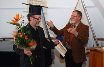 Ein Spa&szlig; mit Hintergrund: Die Vorst&auml;nde Helmut Schakel (rechts) und Arno Siebeck &uuml;berreichten Helmut Loth (links) einen "Doktorhut" f&uuml;r sein unersch&ouml;pfliches historisches Wissen &uuml;ber Sangerhausen und sein nimmerm&uuml;des Engagement, andere Menschen f&uuml;r die Heimatgeschichte zu begeistern. (Foto: Jochen Miche)
