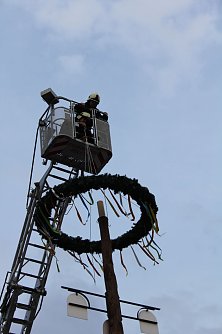 Um zu manchem H&ouml;hepunkt zu gelangen, braucht es auch mal die Helftaer Feuerwehrleiter - zum Beispiel um den Kranz des Maibaumes zu setzen. (Foto: Carsten Staub)