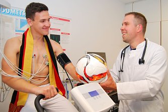 Menschen, die unter Herz-Kreislauf-Erkrankungen leiden, sollten Aufregung w&auml;hrend eines Fu&szlig;ballspiels vermeiden. Mitfiebern, Schreien, Schimpfen helfen hier nicht dem Stressabbau. Wichtig ist, dass die vorgeschriebenen Medikamente wie gewohnt eingenommen werden, empfiehlt der kardiologische Oberarzt Philipp Liebhold. (Foto: HELIOS Klinik)