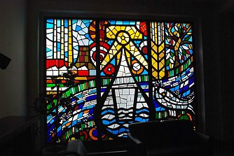 Dieses alte Bleiglasfenster erinnert an die Nutzung des Landtagsgeb&auml;udes vor 1990 als Ingenieurschule f&uuml;r Wassertechnik. (Foto: Privat)