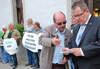 Pro Baum-Chef Peter Frobel (l.) und AfD-Landkreis-Chef und MdL Jens Diederichs diskutieren die Forderungen der Umweltfreunde, die auf einem Faltblatt formuliert sind. (Foto: Jochen Miche)