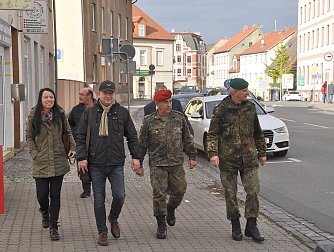 Organisationsteam mit den Bundeswehrsoldaten (Foto: Stadtverwaltung)