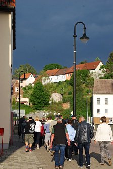 Die Spazierg&auml;nger weichen trotz drohender Finsternis nicht von ihrem Weg ab. (Foto: J. Miche)