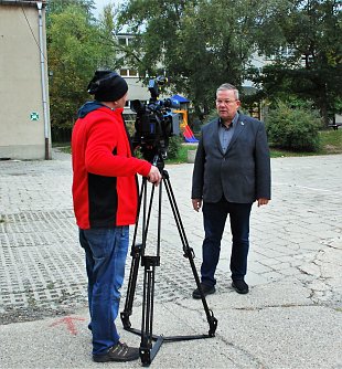 Kameramann Rainer Knobloch vom MDR-Fernsehen interviewt den Landtagsabgeordneten Jens Diederichs, einen Verfechter der Schulen auf dem Land (Foto: J. Miche)