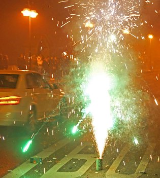 Bild: Wer sein Auto in der Silvesternacht nicht vor den Feuerwerksk&ouml;rpern besch&uuml;tzt, startet unter Umst&auml;nden mit einer b&ouml;sen &Uuml;berraschung ins neue Jahr