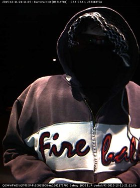 Bild: Der Mann, der mit einer gestohlenen EC-Karte mehrfach Geld abgehoben hatte, trug ein Kapuzen-Shirt mit der auff&auml;lligen Schriftzug "Fire Ball".