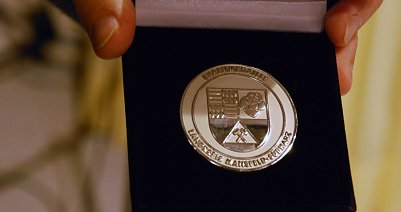 Seit Bildung des Landkreises Mansfeld-S&uuml;dharz im Jahr 2007 wurden erstmals zwei Ehrenmedaillen des Landkreises an verdiente B&uuml;rger verliehen. (Foto: Jochen Miche)