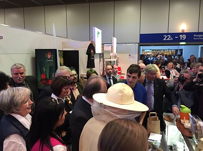 Eislebens Oberb&uuml;rgermeisterin Jutta Fischer und Seegebiets B&uuml;rgermeister J&uuml;rgen Ludwig (links) gingen fast unter im Gedr&auml;nge am Mansfeld-S&uuml;dharz-Stand. (Foto: Cathleen Scheiner)