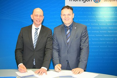 Gute Nachrichten Schwarz auf Wei&szlig;: Minister Tiefensee und Pr&auml;sident Wagner (Foto: Hochschule Nordhausen)