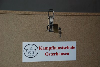 Der Aufkleber ist un&uuml;bersehbar. Er schreckt jedoch niemanden ab, der das Schloss dar&uuml;ber aufbrechen und durch sein eigenes ersetzen will, wie in diesem Fall. (Foto: Jochen Miche)